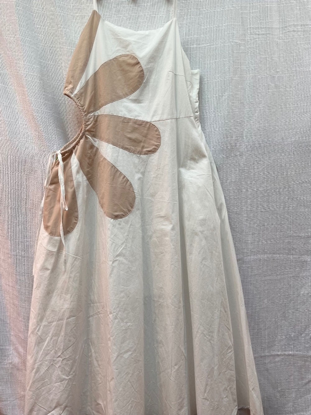 Strut & Bolt Sleeveless Side Cut-out Flower Detail White/Tan Cotton Dress. Large